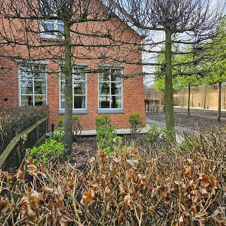 Logeerderij Tussen Koe & Kroonluchter ファームステイ *