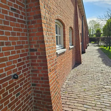 Logeerderij Tussen Koe & Kroonluchter ファームステイ Diessen