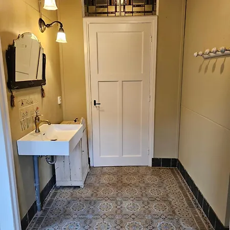 ファームステイ Logeerderij Tussen Koe & Kroonluchter Diessen