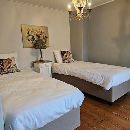 Logeerderij Tussen Koe & Kroonluchter Фермерский дом