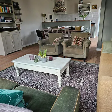 Logeerderij Tussen Koe & Kroonluchter *