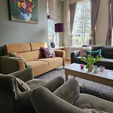 Logeerderij Tussen Koe & Kroonluchter ファームステイ *