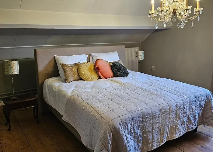 Logeerderij Tussen Koe & Kroonluchter *